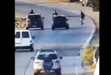 Photo of Imágenes sensibles: una policía atropelló a un ladrón que se metió en plena autopista para robar