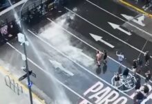 Photo of Represión en Congreso: el camión hidrante atacó a los manifestantes que cantaban «Milei, basura»