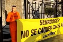Photo of Activistas saltaron la reja del Congreso y realizan protesta por la ley de Glaciares