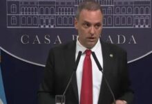 Photo of Manuel Adorni confirmó que su esposa viajó en el avión presidencial: «Vengo a deslomarme a EEUU y quería que me acompañe»