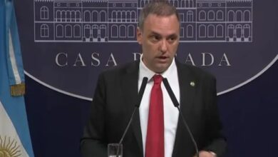 Photo of Manuel Adorni confirmó que su esposa viajó en el avión presidencial: «Vengo a deslomarme a EEUU y quería que me acompañe»