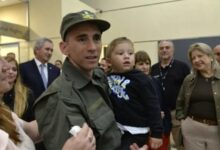 Photo of Emotivo reencuentro de Nahuel Gallo con su familia tras 448 días detenido en Venezuela