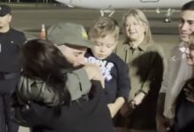 Photo of Así fue el encuentro del gendarme Nahuel Gallo con su hijo tras su llegada al país