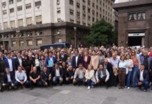 Photo of Intendentes peronistas marcharon contra Caputo por el precio del combustible y la falta de obras: “Es un robo”