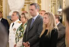 Photo of El Gobierno, cercado por la escribana, la caída en las encuestas y el caso Adorni