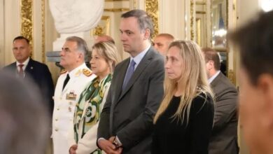 Photo of El Gobierno, cercado por la escribana, la caída en las encuestas y el caso Adorni