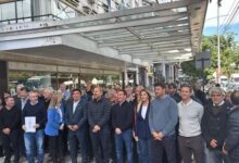 Photo of Ministros bonaerenses e intendentes marcharon a Capital Humano en reclamo de fondos para programas alimentarios