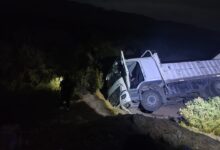 Photo of Siniestro vial en Ruta 40: Un camión con carga volcó a la altura de La Ciénaga