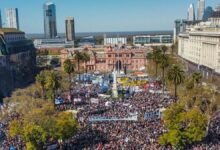 Photo of Galería de fotos: La marcha Universitaria llega a Plaza de Mayo y se extiende por todo el país