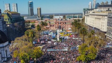 Photo of Galería de fotos: La marcha Universitaria llega a Plaza de Mayo y se extiende por todo el país
