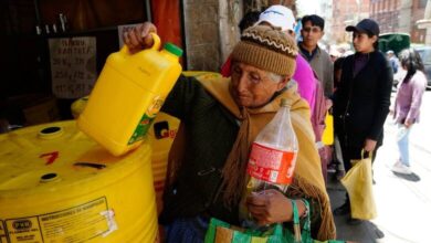 Photo of Largas filas para conseguir pollo o combustible: los piquetes ahogan a La Paz y surgen “contramarchas” en toda Bolivia