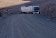 Photo of Un camión quedó colgado en la Cuesta de Paicuqui y cortó el tránsito sobre la Ruta 43