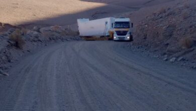 Photo of Un camión quedó colgado en la Cuesta de Paicuqui y cortó el tránsito sobre la Ruta 43