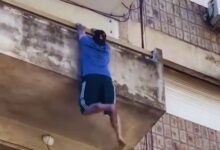 Photo of Video: un hombre quedó colgado del balcón de un edificio de Rosario, cayó desde un cuarto piso y sobrevivió