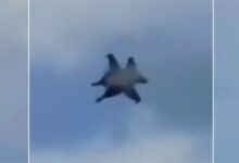 Photo of El impresionante choque de dos aviones en el aire durante un espectáculo aéreo en Estados Unidos