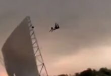 Photo of Así salió volando un hombre arrastrado por el fuerte temporal en India que dejó 117 muertos