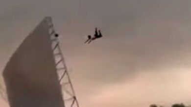 Photo of Así salió volando un hombre arrastrado por el fuerte temporal en India que dejó 117 muertos