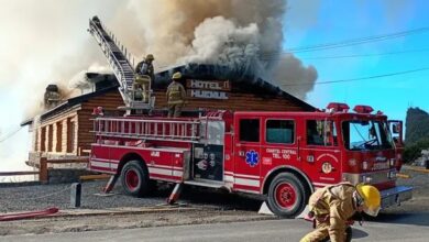 Photo of Feroz incendio en Bariloche: ardió el histórico Hotel Huemul