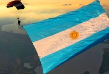 Photo of El paracaidista que cumple el sueño de hacer volar la bandera más grande de América sobre el cielo de Rosario