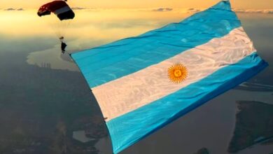 Photo of El paracaidista que cumple el sueño de hacer volar la bandera más grande de América sobre el cielo de Rosario