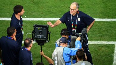 Photo of Marcelo Bielsa, enojado en el campo de juego tras la dura eliminación y resignado en conferencia: “No le dejo nada al fútbol uruguayo”
