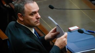 Photo of Las reacciones del arco político a la salida de Manuel Adorni: “Fin”