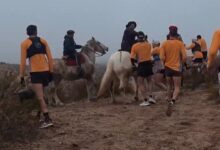 Photo of Incidentes en la Doble Apolo en Roca: a caballo, agredieron a corredores en un intento de boicot